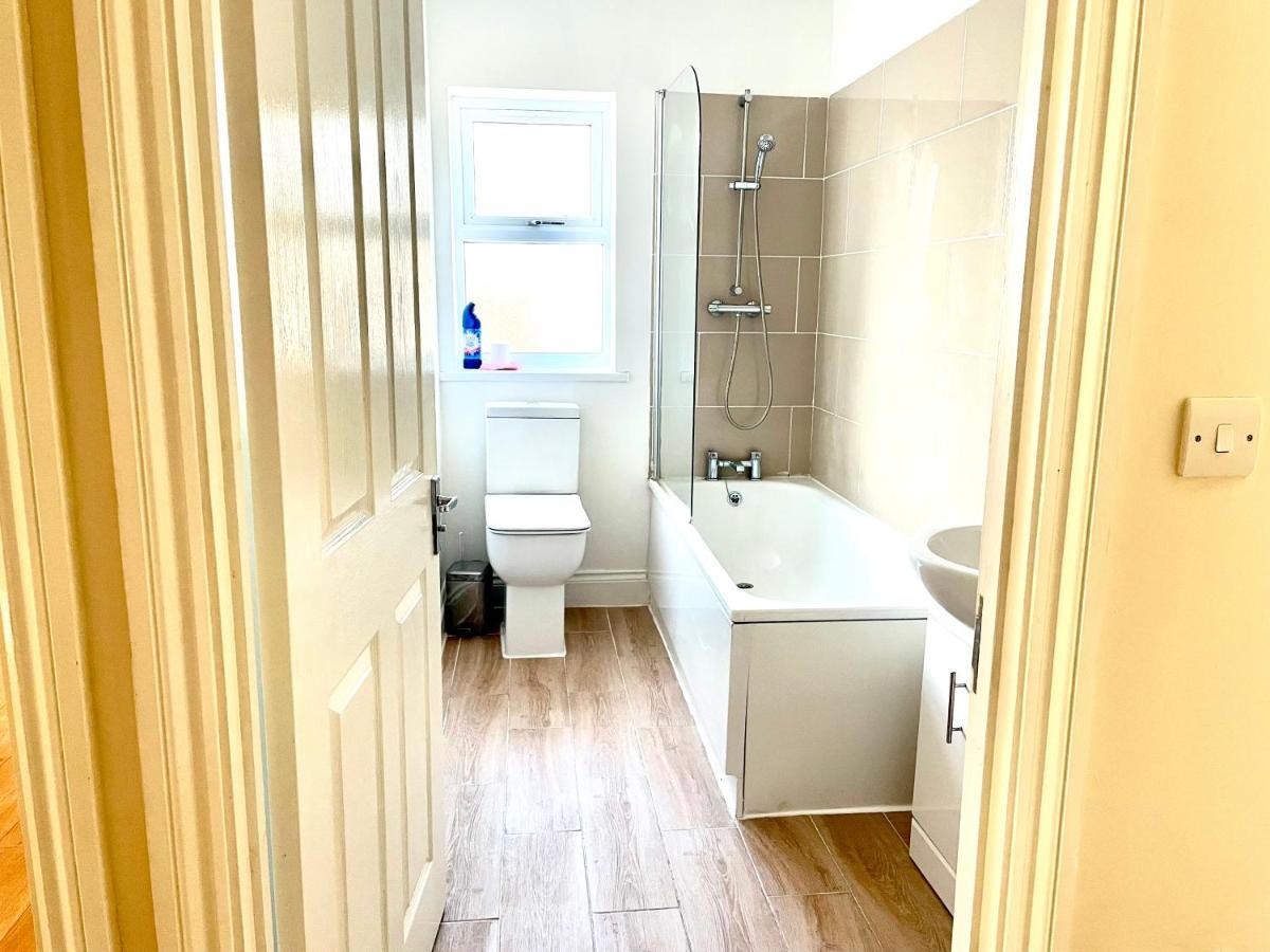 Holiday Flat In Central Slough Near To London Heathrow And Windsor With Free Car Park Exterior photo