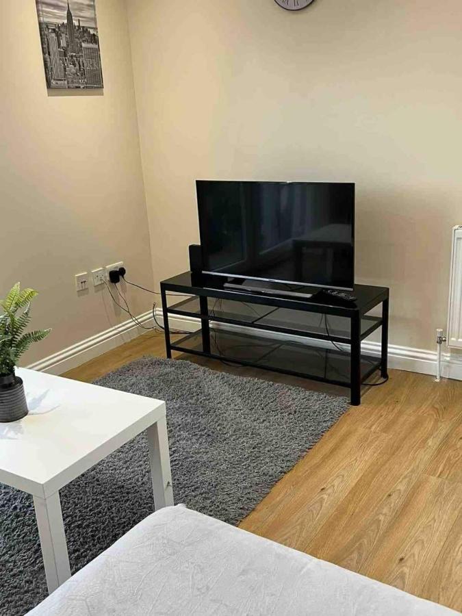 Holiday Flat In Central Slough Near To London Heathrow And Windsor With Free Car Park Exterior photo